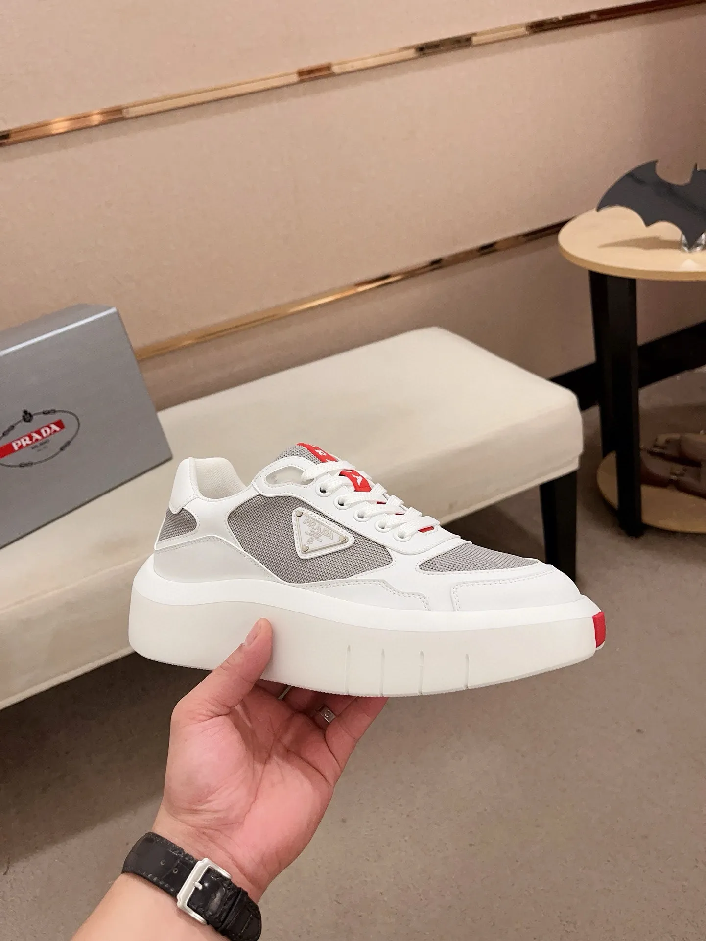 Factory price 620💰 ✔️✔️✔️Higher version High-quality new PRADA (Prada) counters are launched simultaneously. New men's shoes and 😘fabric are made of high-tech glue-spraying technology. Lining: Full cowhide lining. 👍🏿 High-end ☄️ air-cushion molded anti-slip rubber outsole, exquisite lines, simple and elegant, comfortable and high-end for leisure travel. Code number: 38 to 45 (can be customized to 46 to 47, non-refundable)